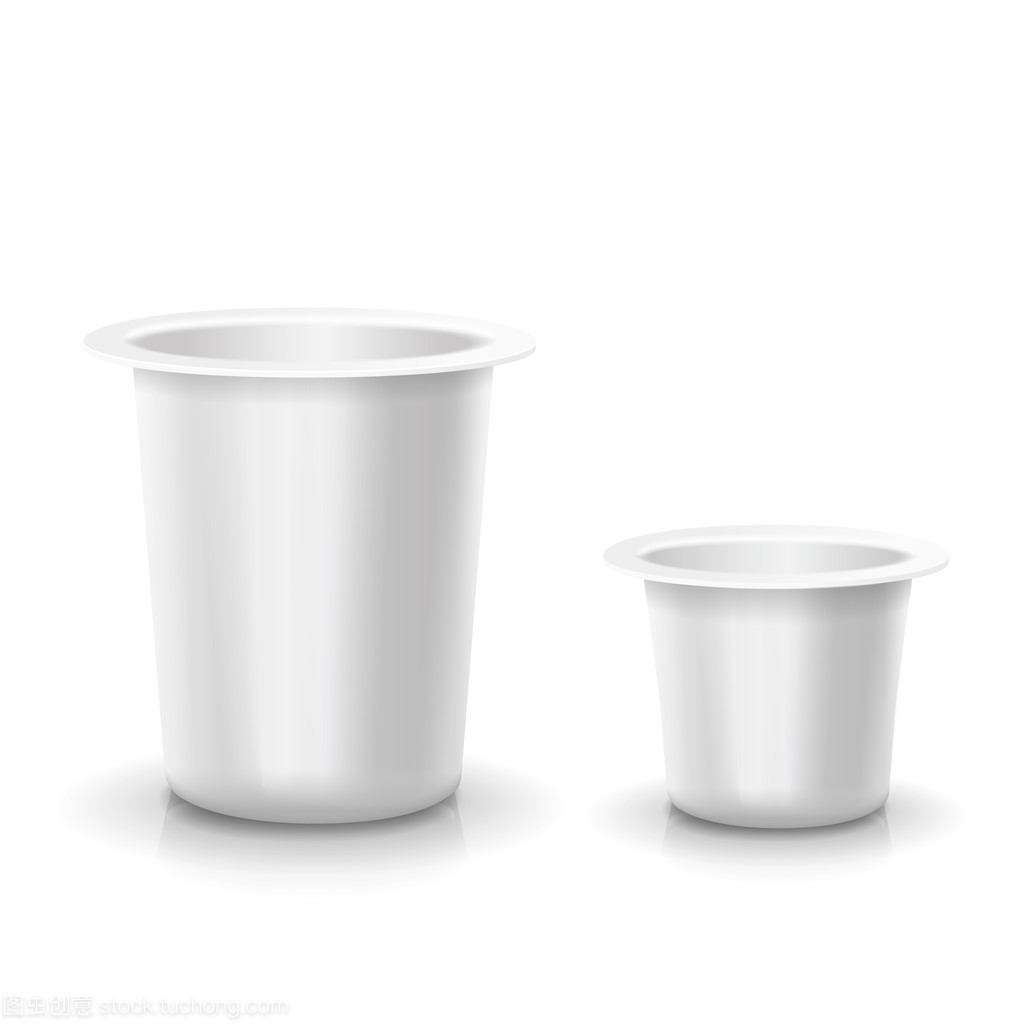 现实白色空白 塑料容器中的酸奶